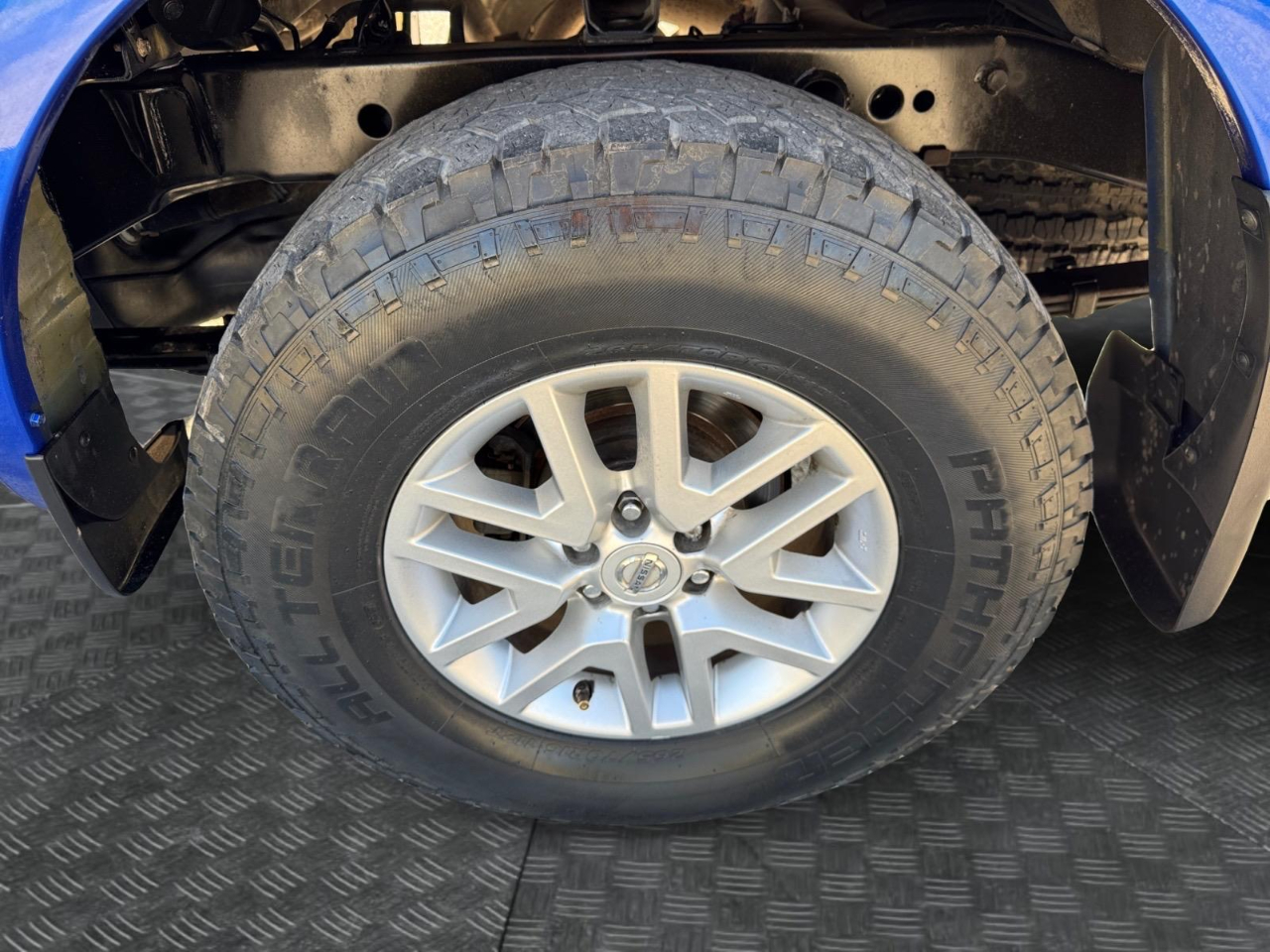 2015 Nissan Frontier SL Crew Cab photo 12
