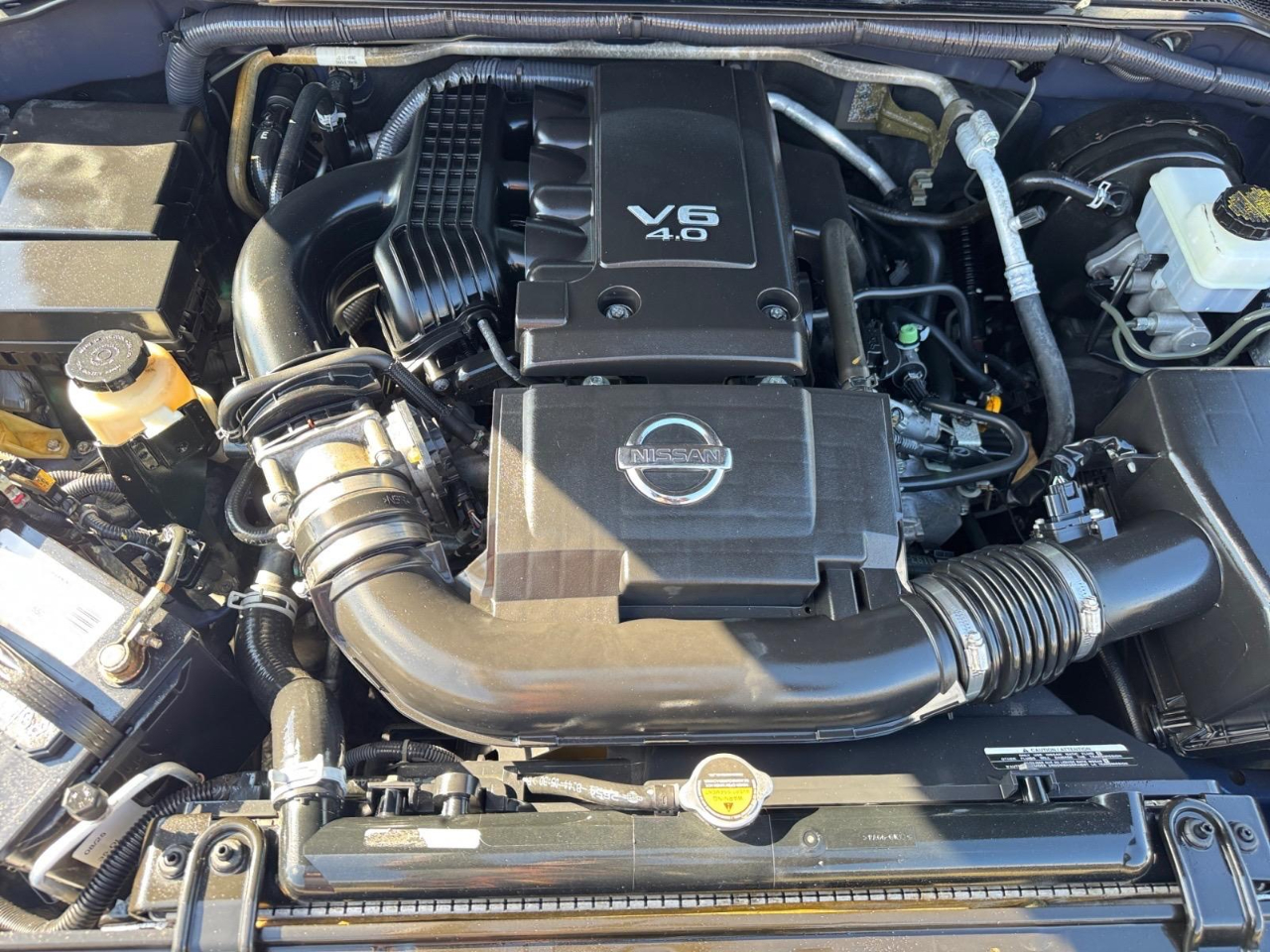 2015 Nissan Frontier SL Crew Cab photo 14