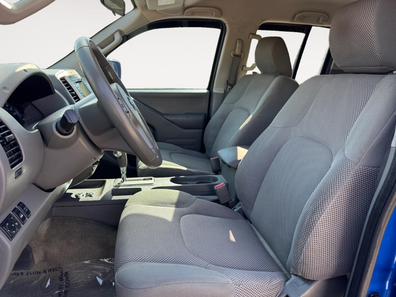 2015 Nissan Frontier SL Crew Cab photo 17