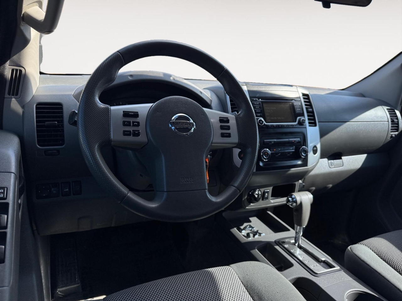 2015 Nissan Frontier SL Crew Cab photo 19