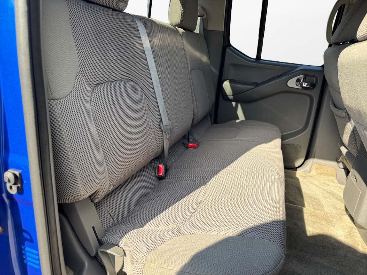 2015 Nissan Frontier SL Crew Cab photo 22