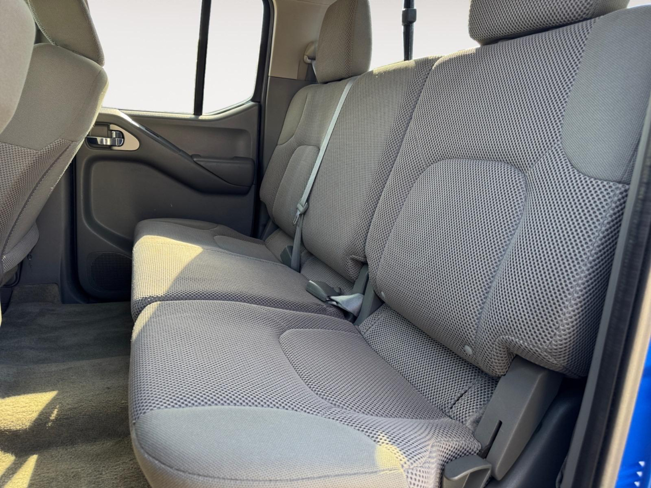 2015 Nissan Frontier SL Crew Cab photo 23