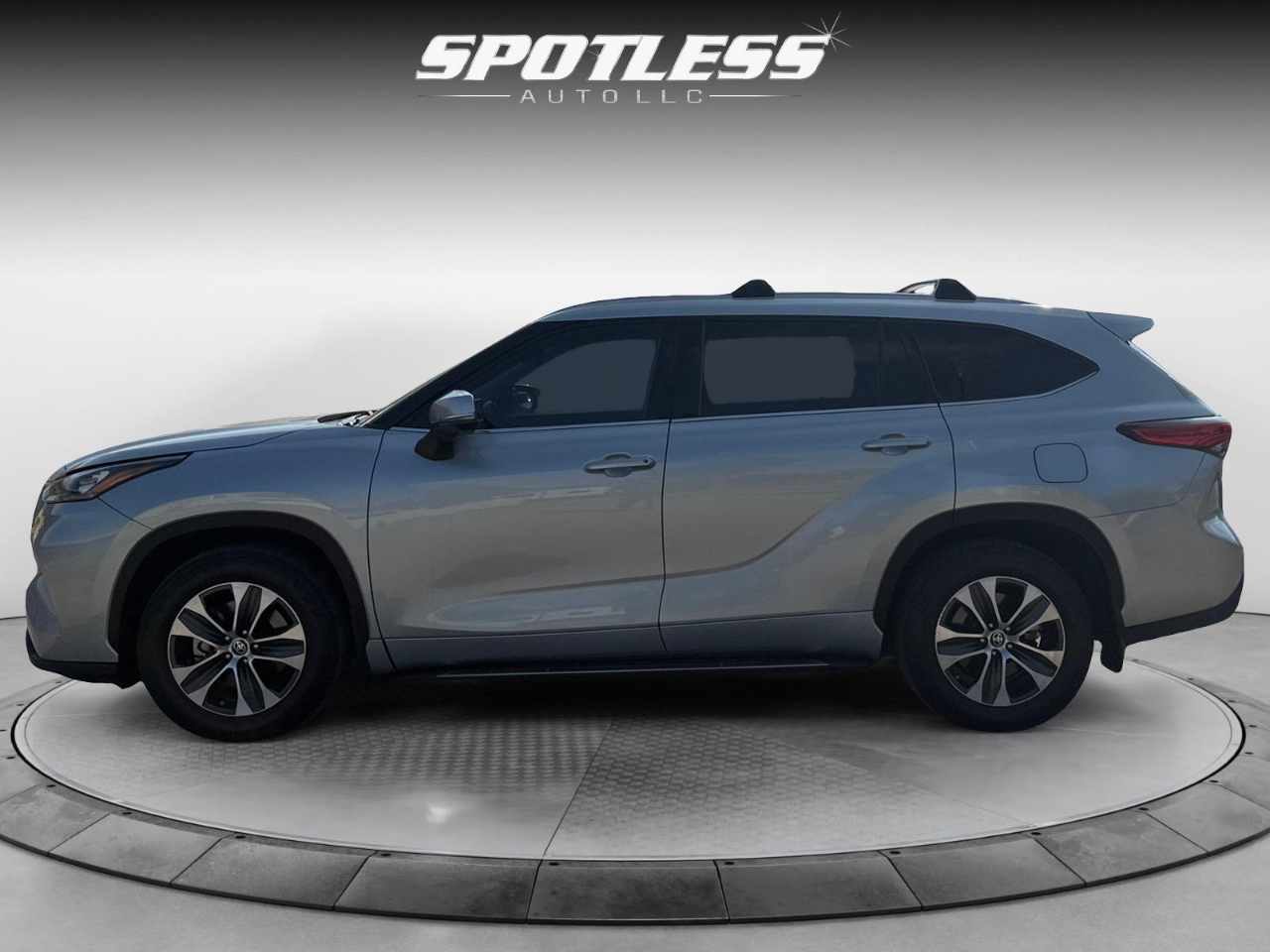2020 Toyota Highlander XLE photo 2