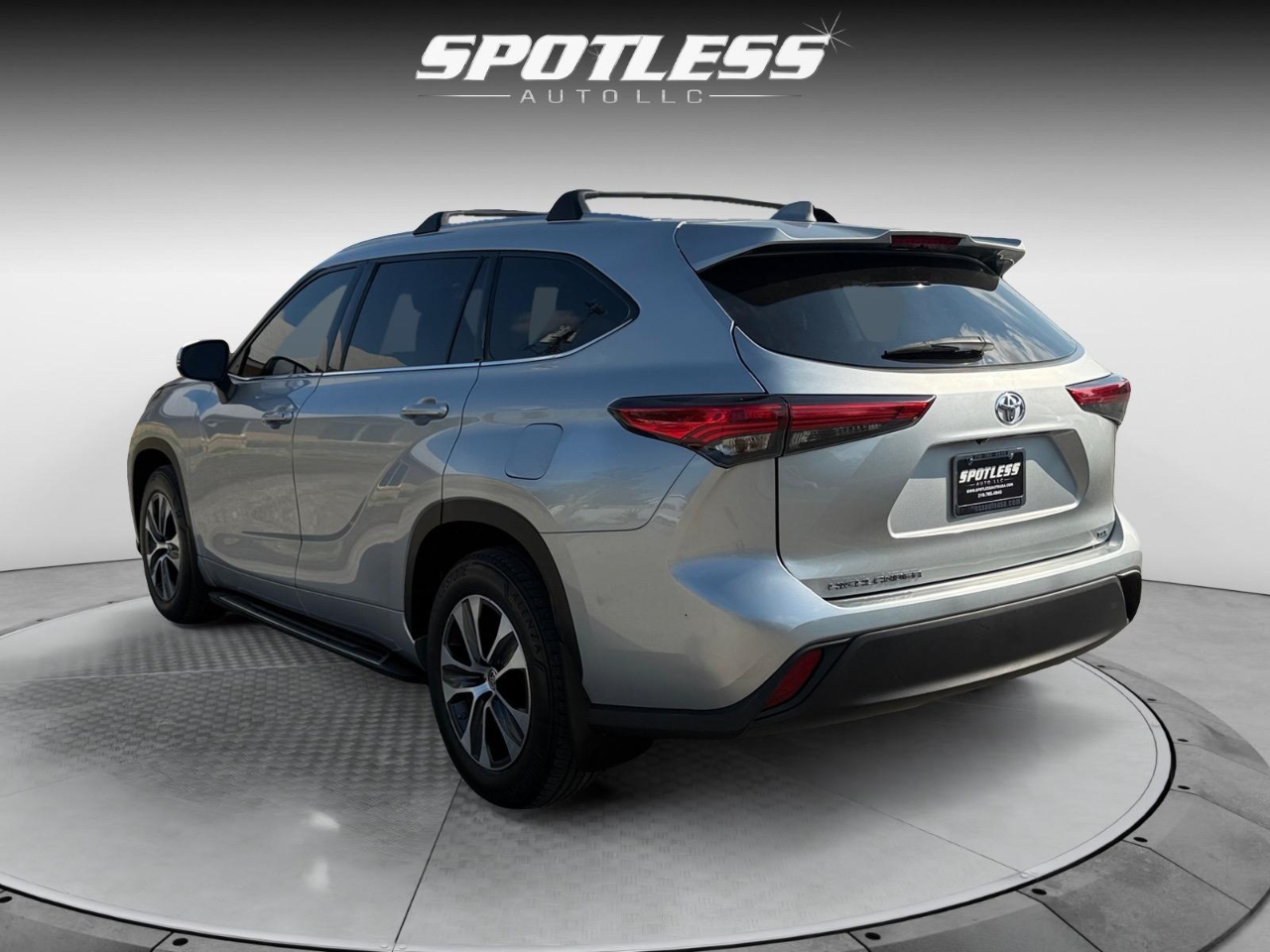 2020 Toyota Highlander XLE photo 3