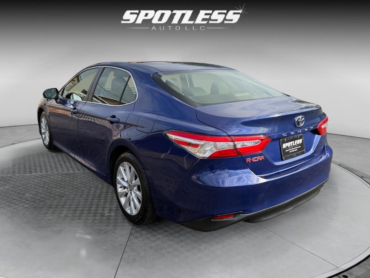 2018 Toyota Camry LE photo 3