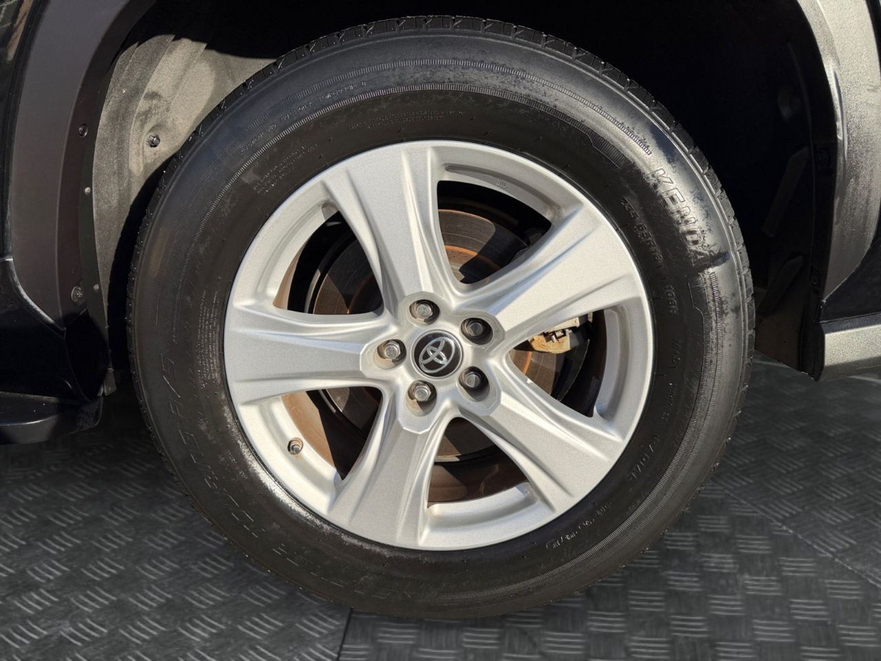 Toyota Highlander LE FWD V6 2021