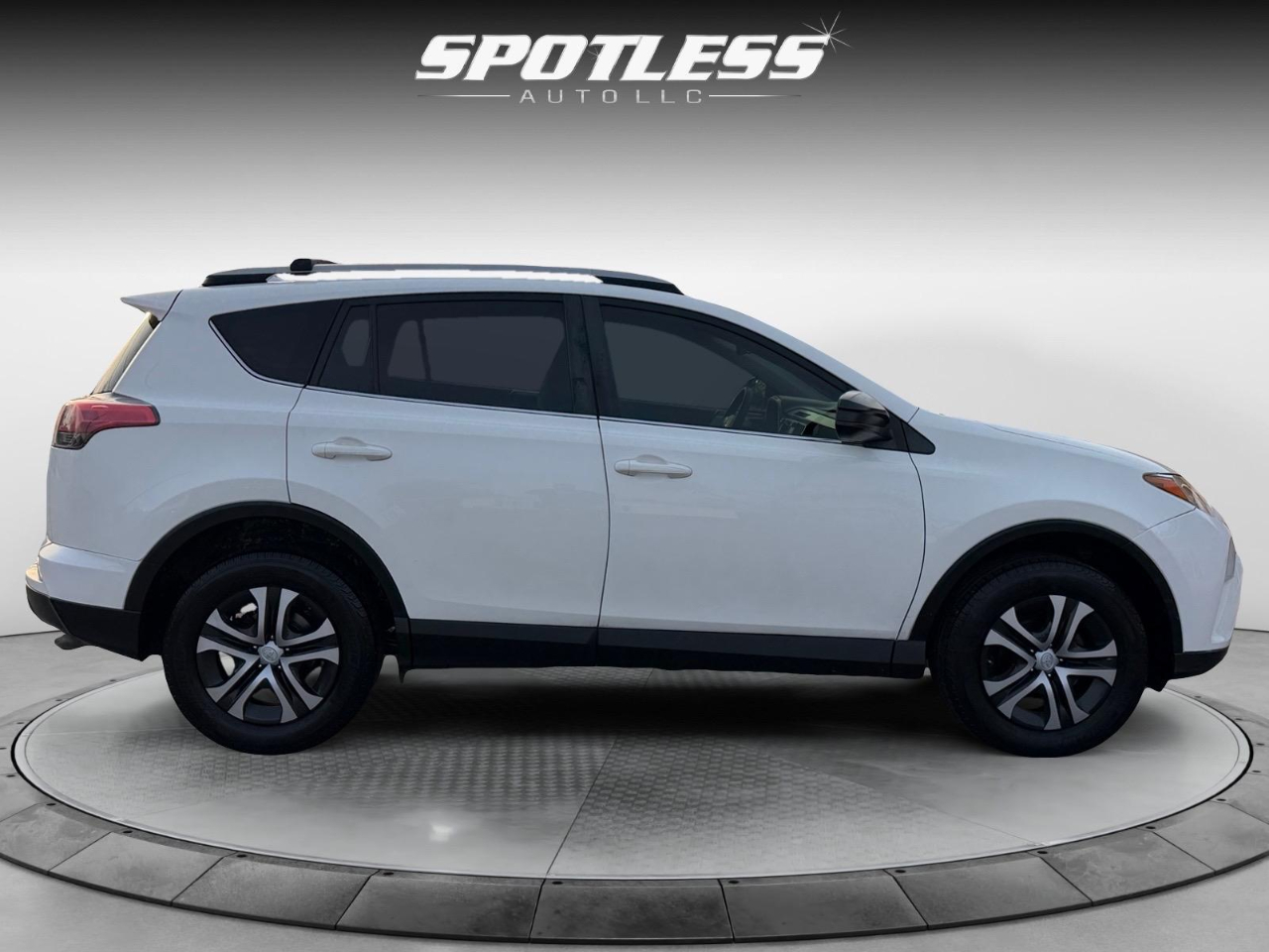 Toyota RAV4 LE FWD 2017