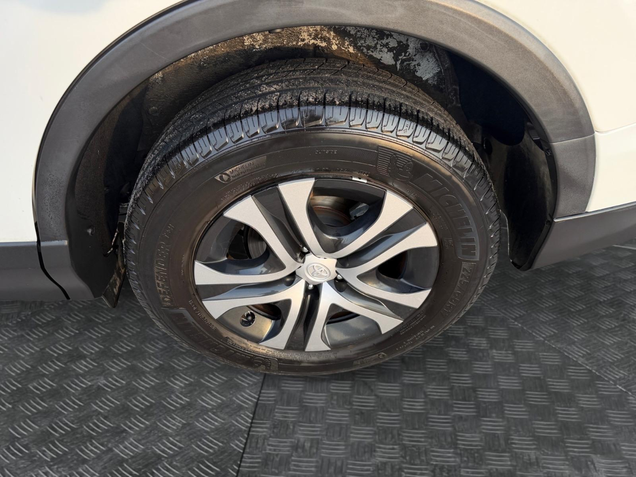 Toyota RAV4 LE FWD 2017