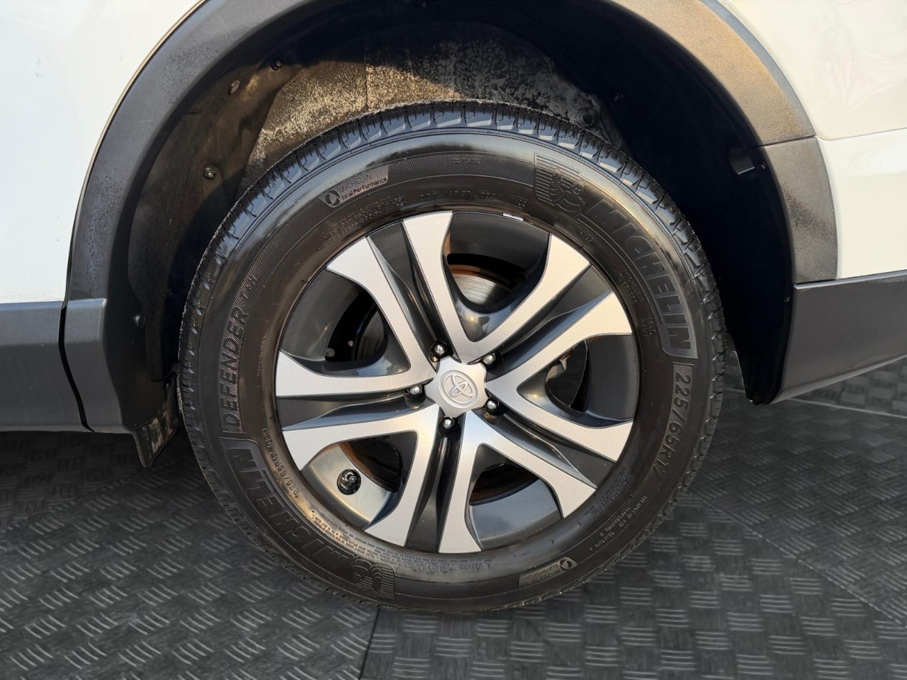 Toyota RAV4 LE FWD 2017