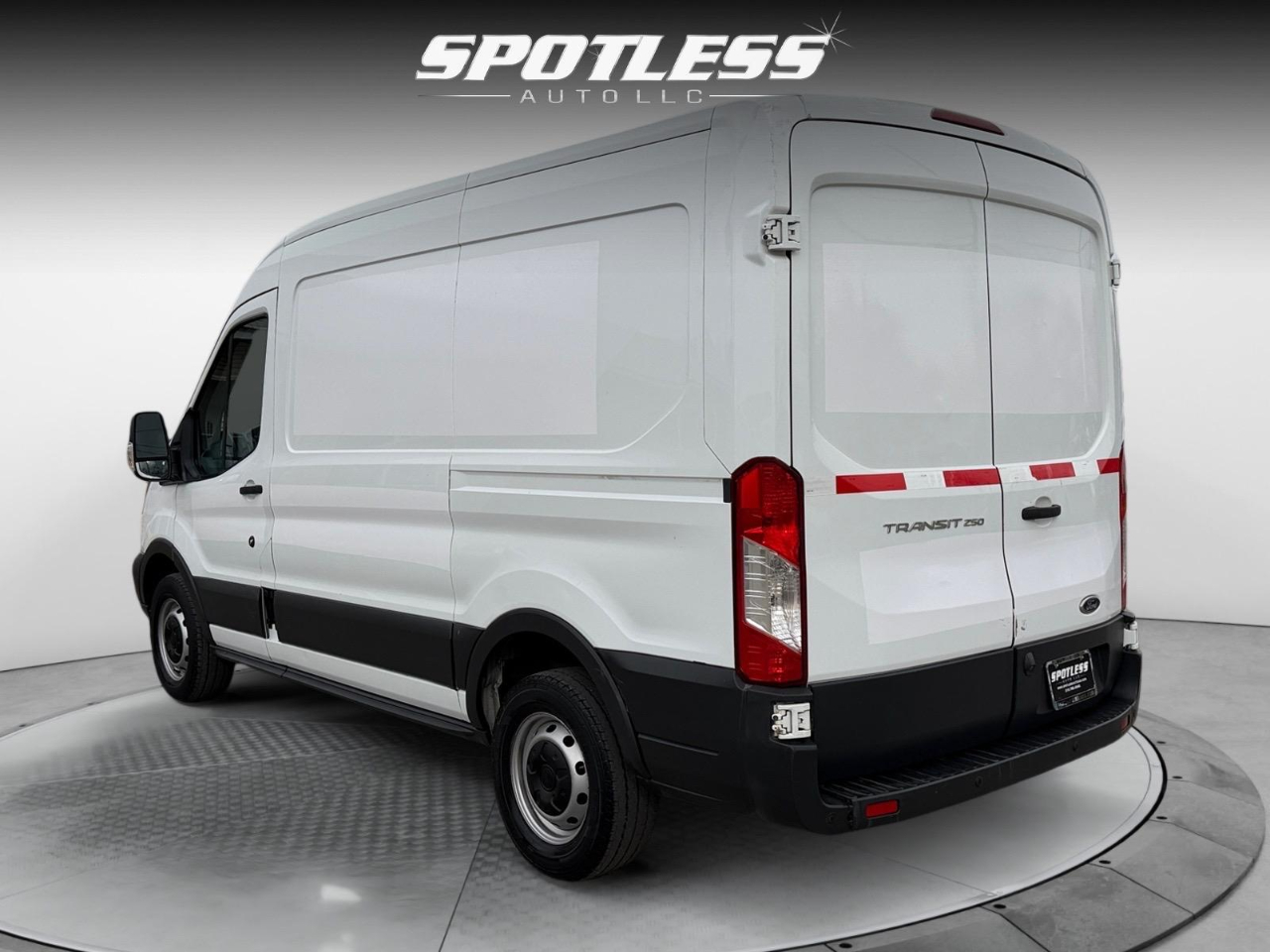 Ford Transit 250 Van Med. Roof w/Sliding Pass. 130-in. WB 2017