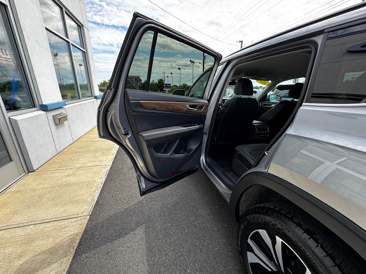 2024 Volkswagen Atlas SE photo 48