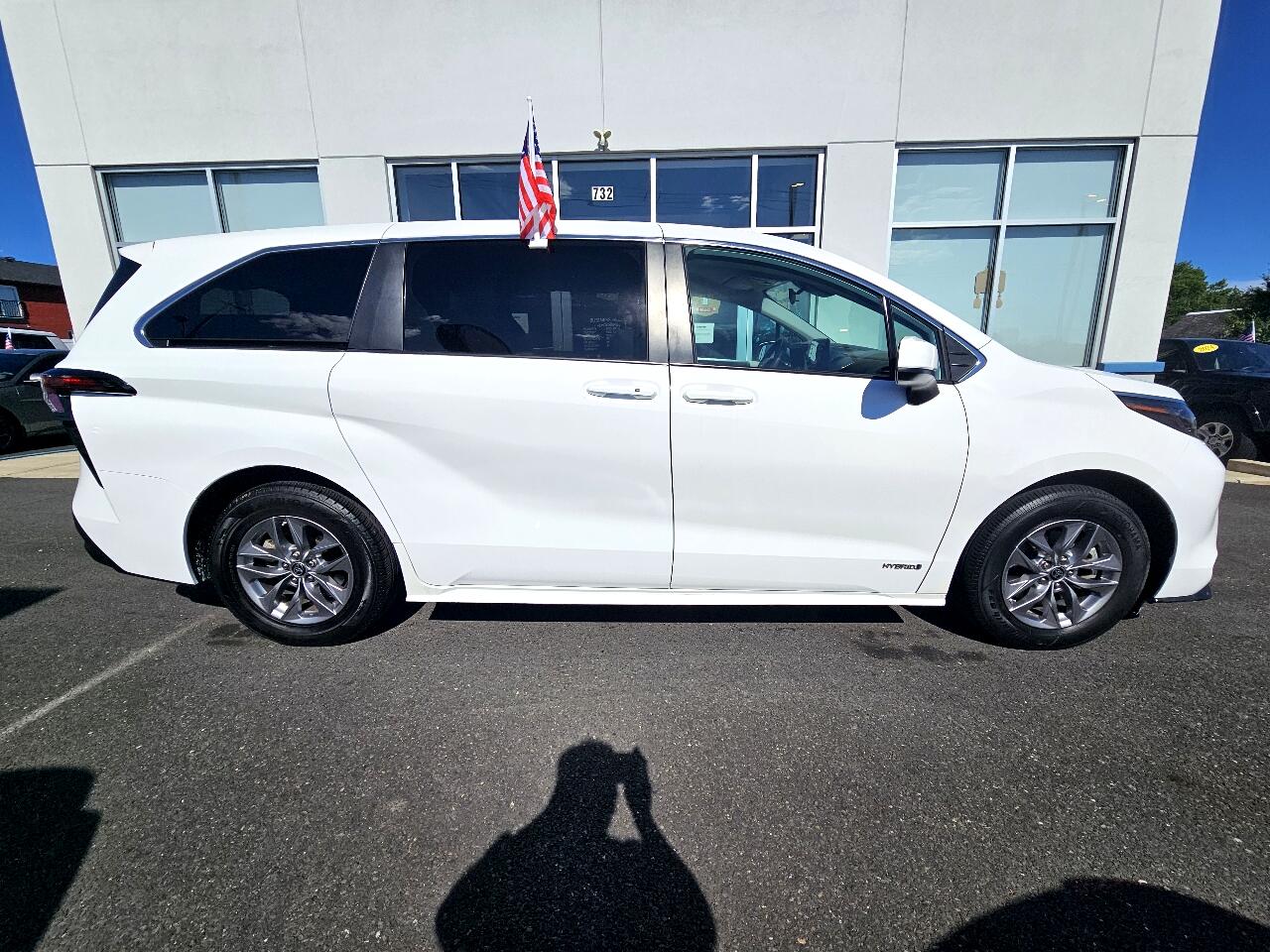 2021 Toyota Sienna LE photo 2