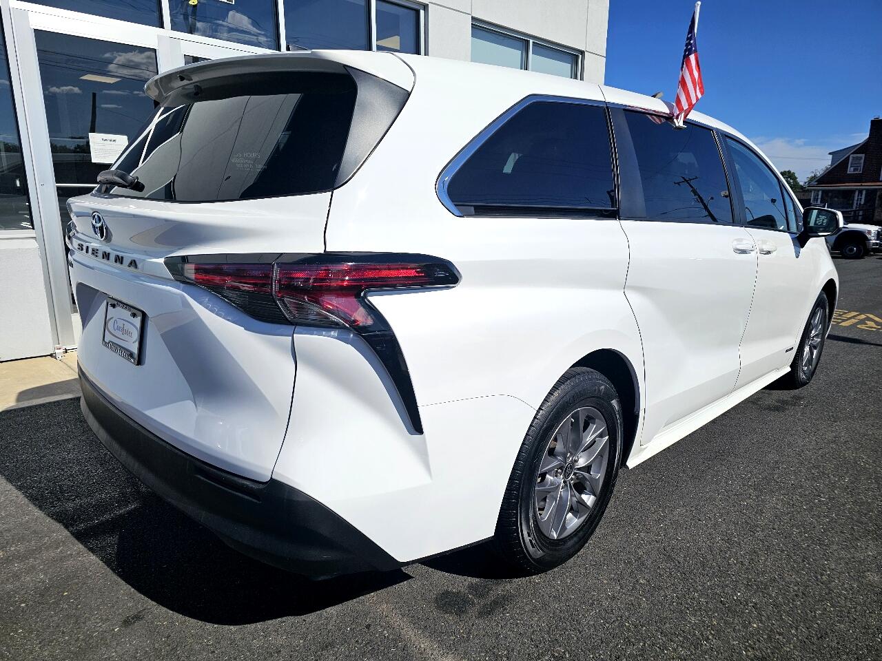 2021 Toyota Sienna LE photo 3