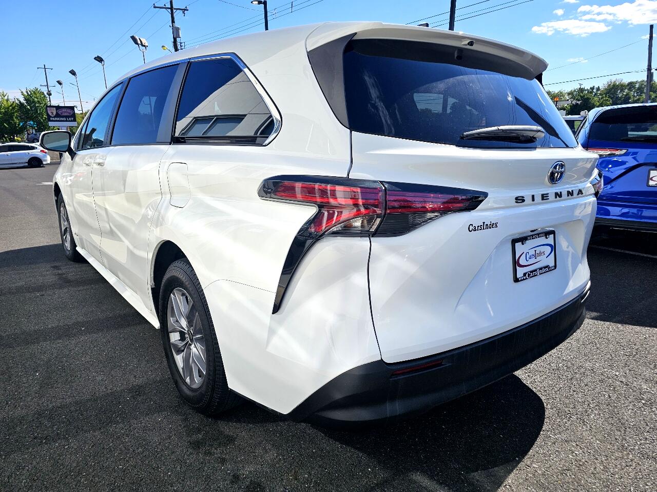 2021 Toyota Sienna LE photo 5