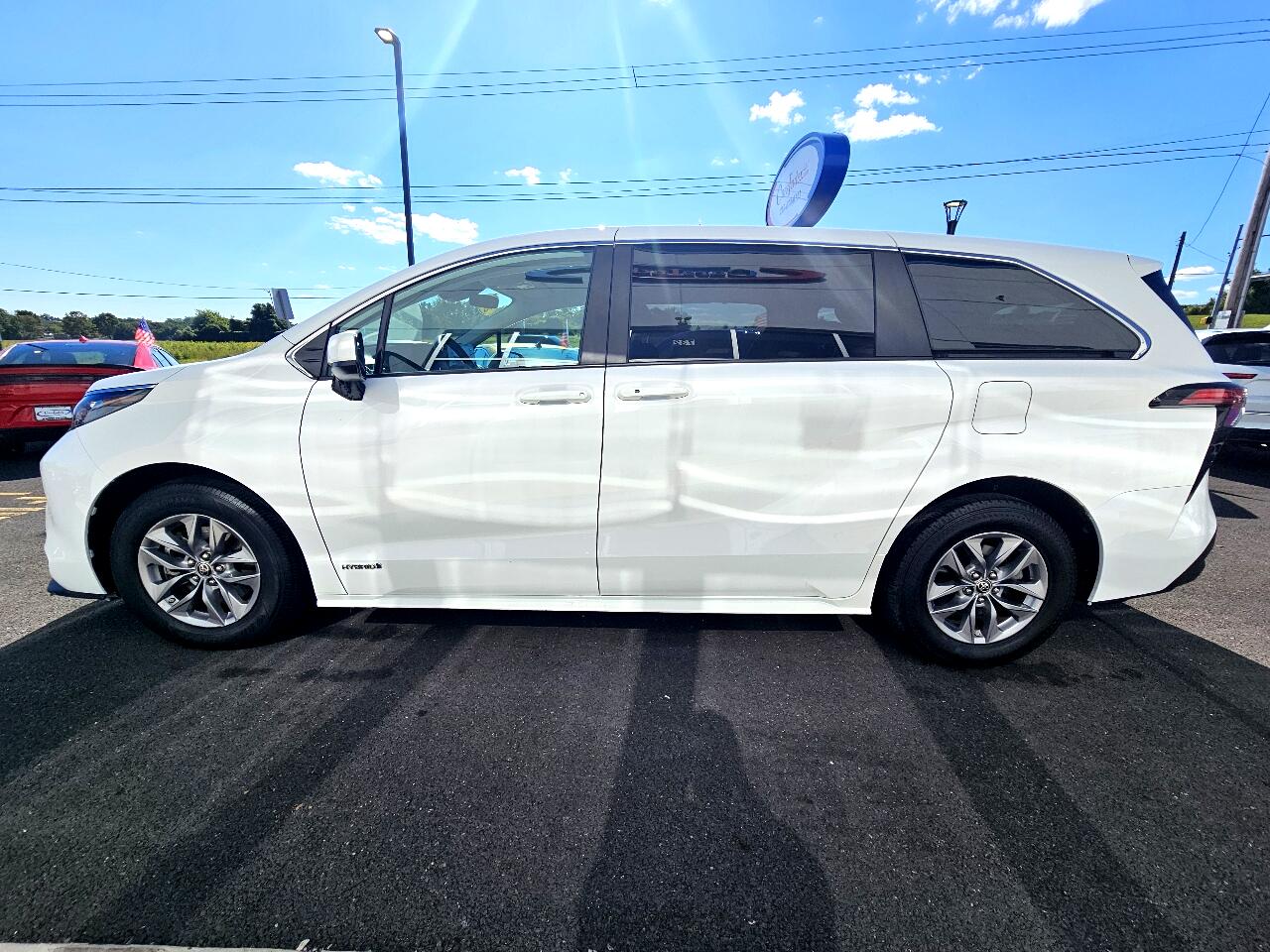 2021 Toyota Sienna LE photo 6