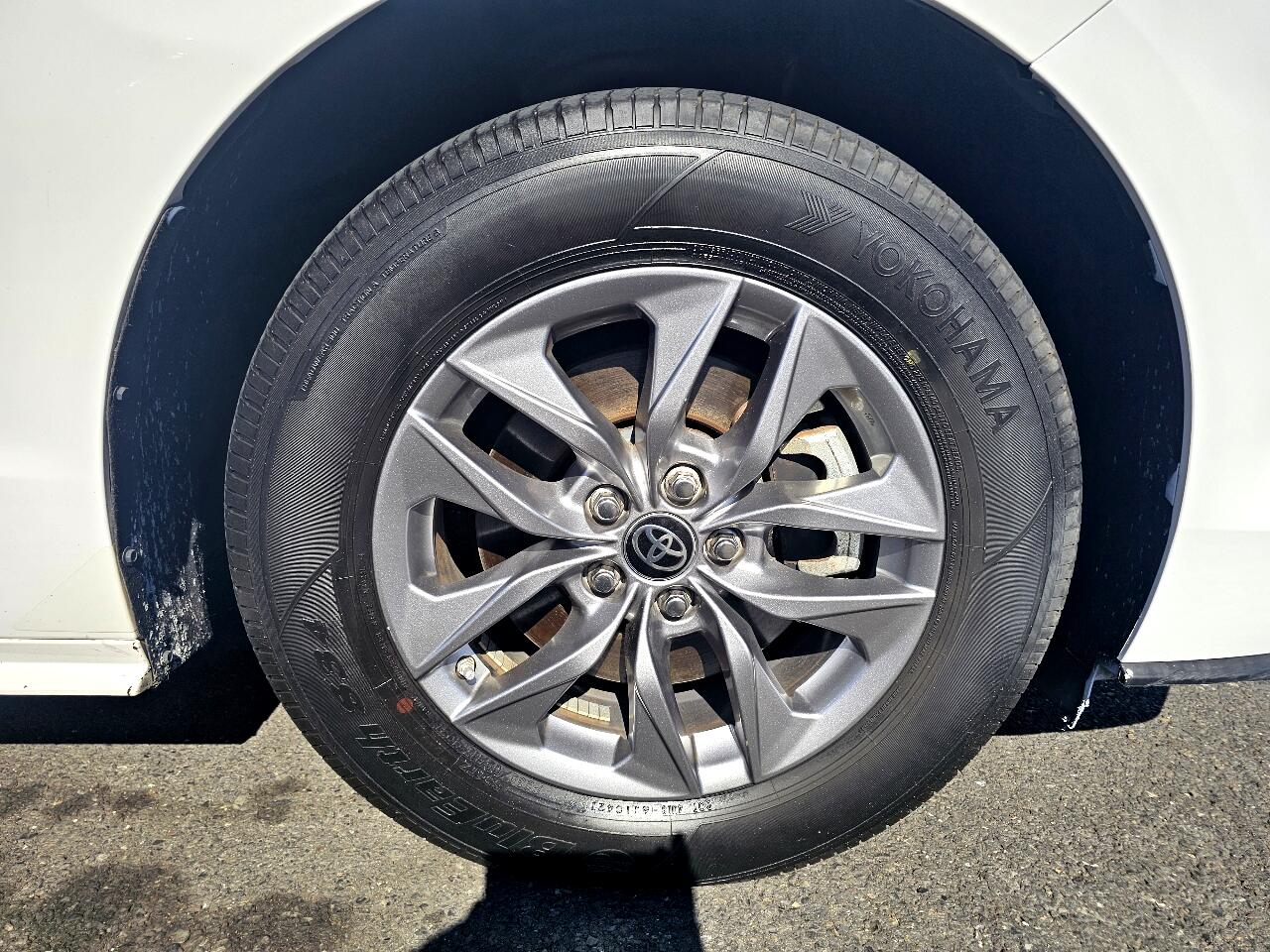 2021 Toyota Sienna LE photo 11