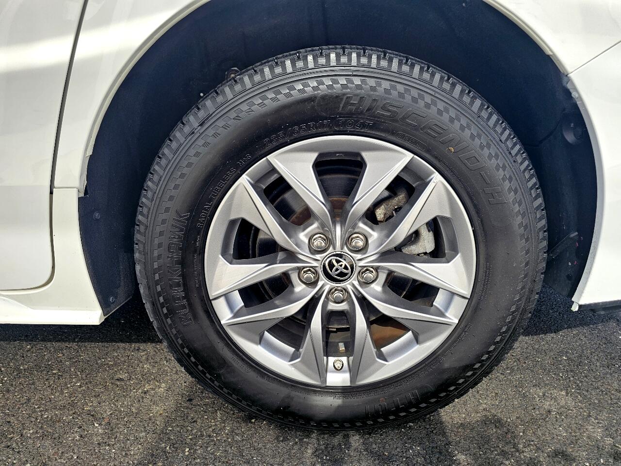 2021 Toyota Sienna LE photo 12