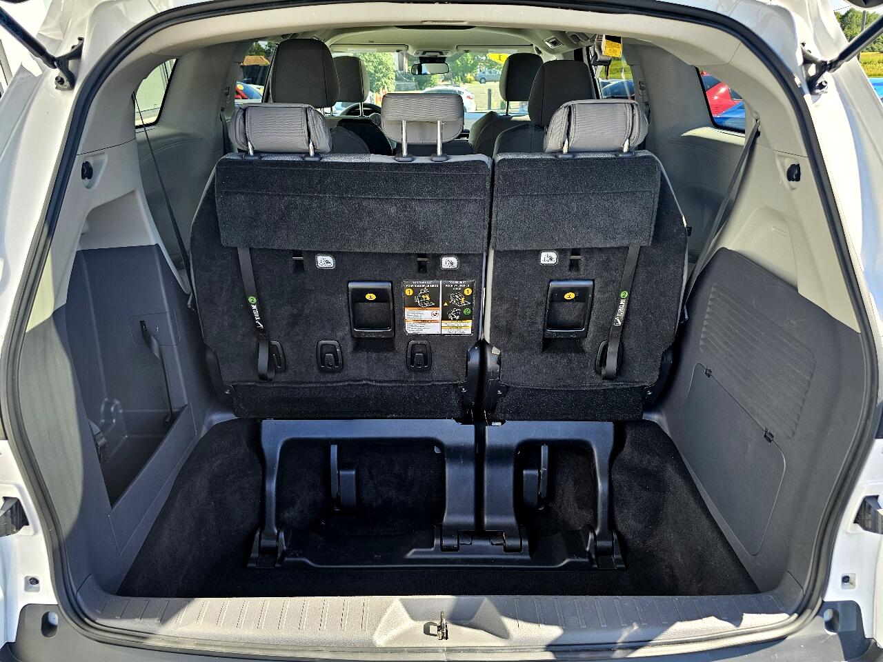 2021 Toyota Sienna LE photo 13