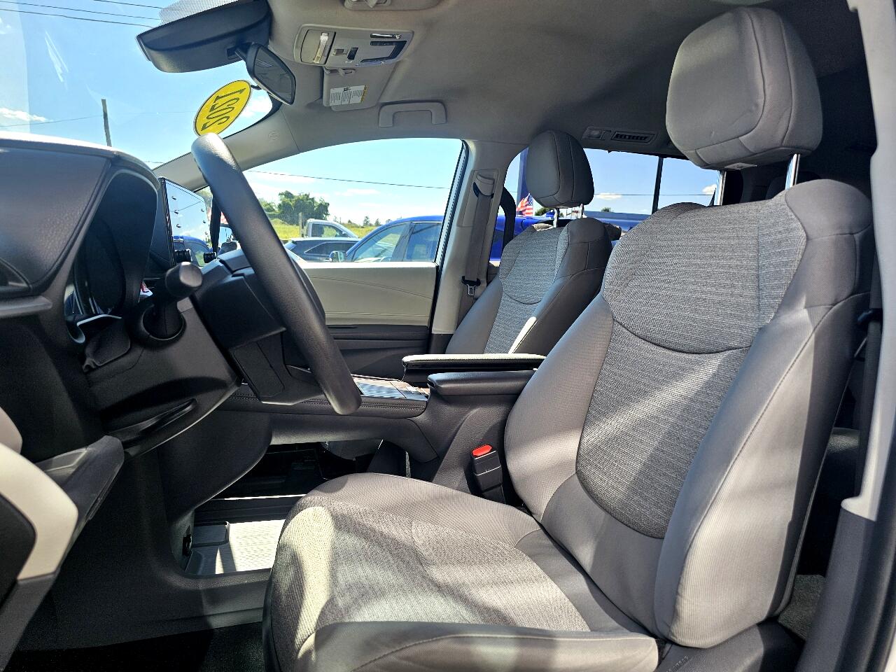 2021 Toyota Sienna LE photo 24