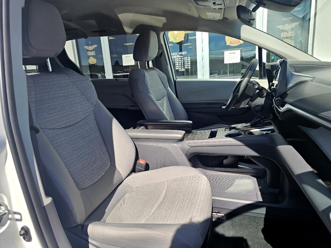2021 Toyota Sienna LE photo 26