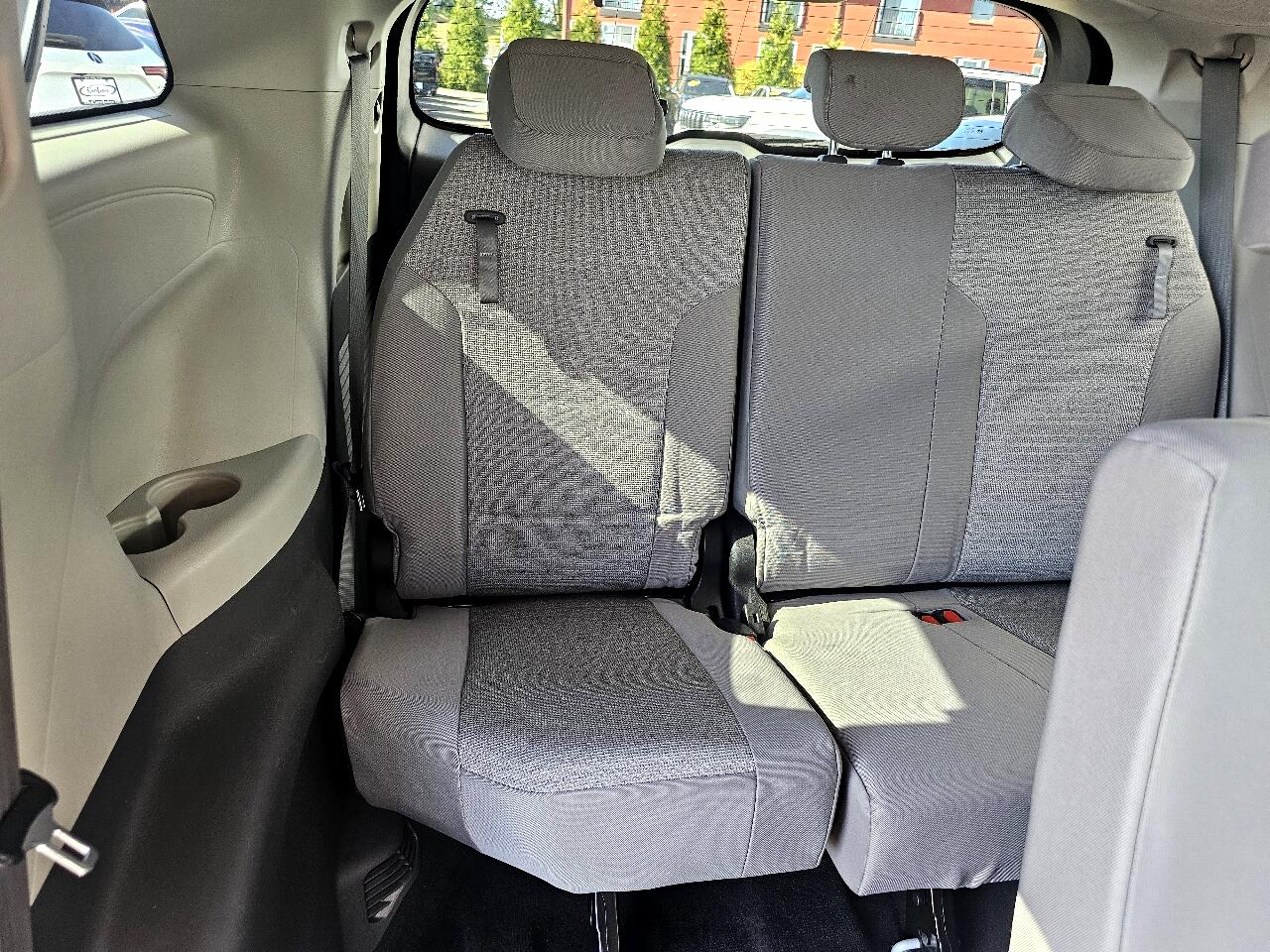 2021 Toyota Sienna LE photo 28