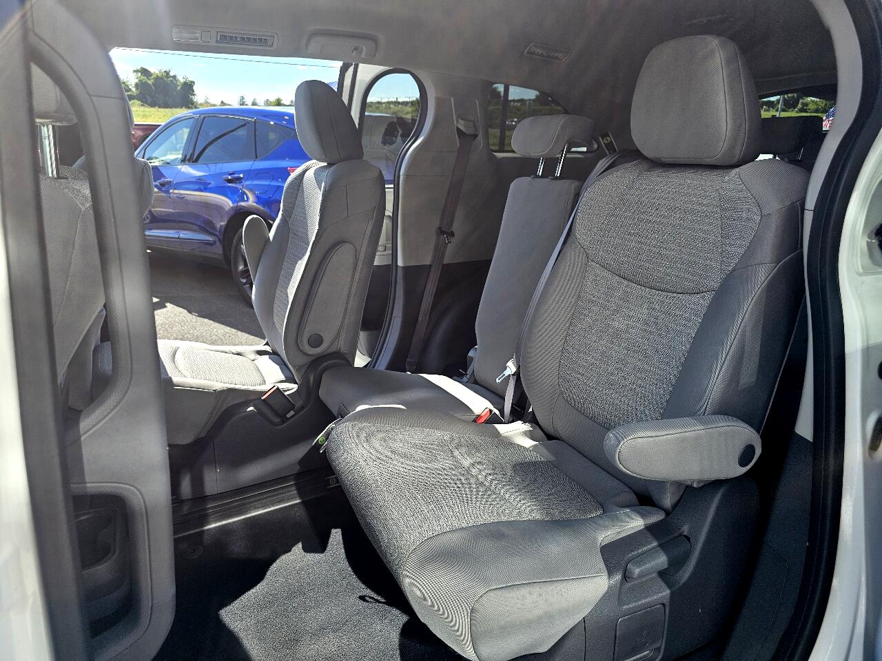 2021 Toyota Sienna LE photo 31