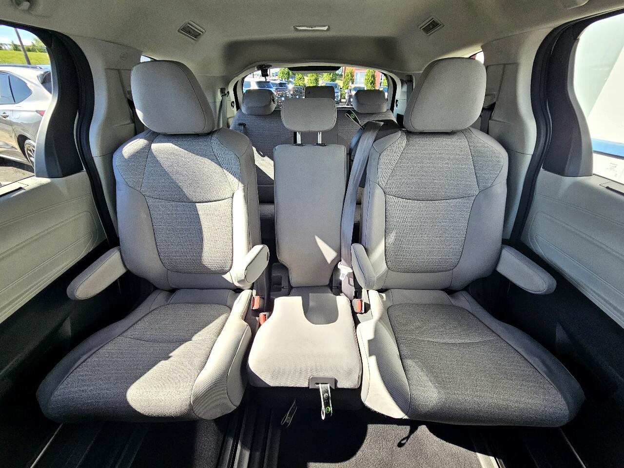 2021 Toyota Sienna LE photo 32
