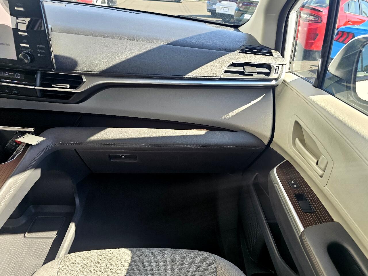 2021 Toyota Sienna LE photo 40