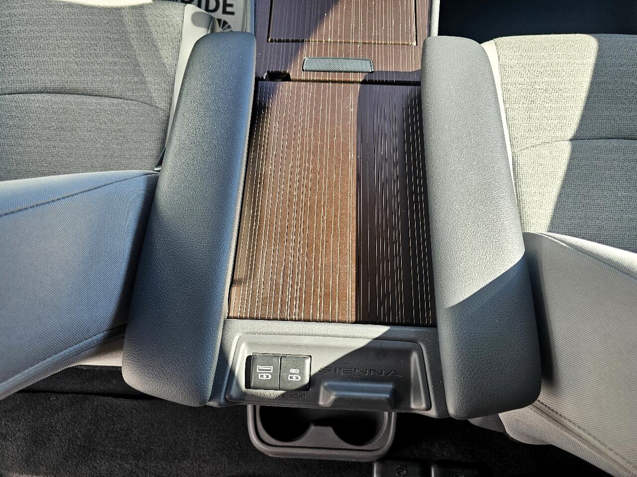 2021 Toyota Sienna LE photo 54