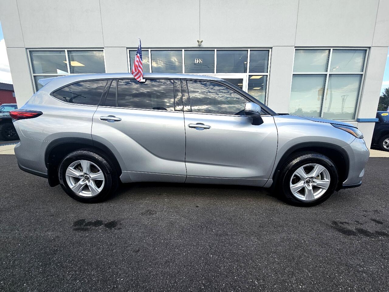 2022 Toyota Highlander LE photo 3
