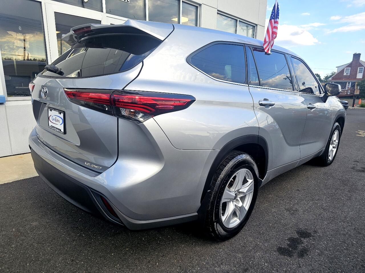 2022 Toyota Highlander LE photo 4