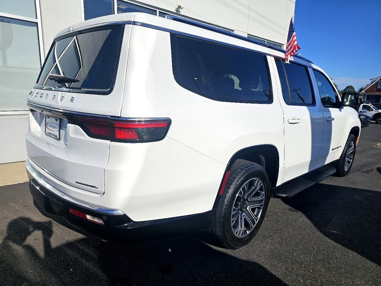 2023 Jeep Wagoneer L Series II photo 2