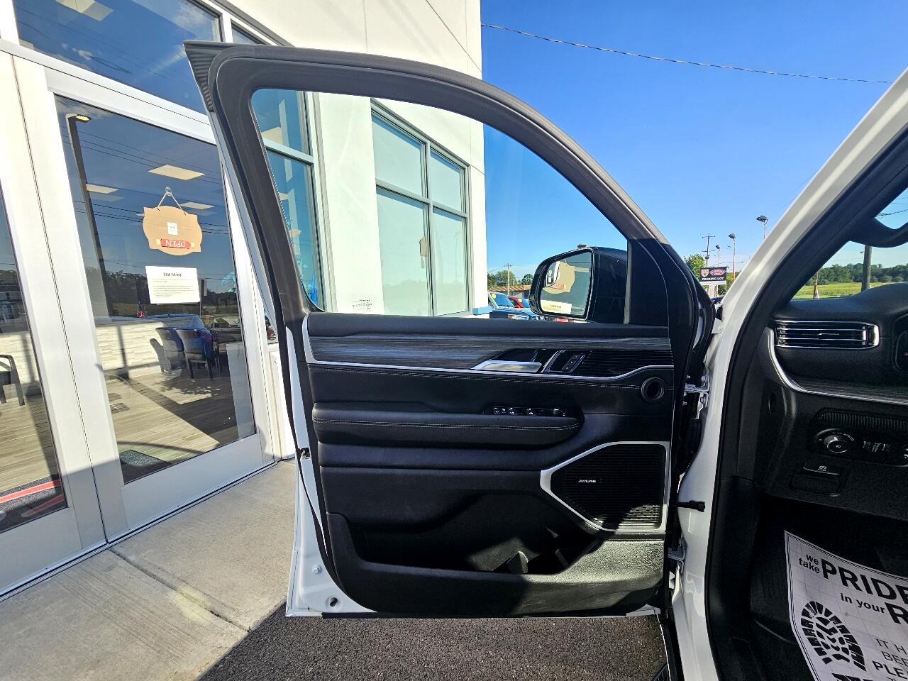 2023 Jeep Wagoneer L Series II photo 24