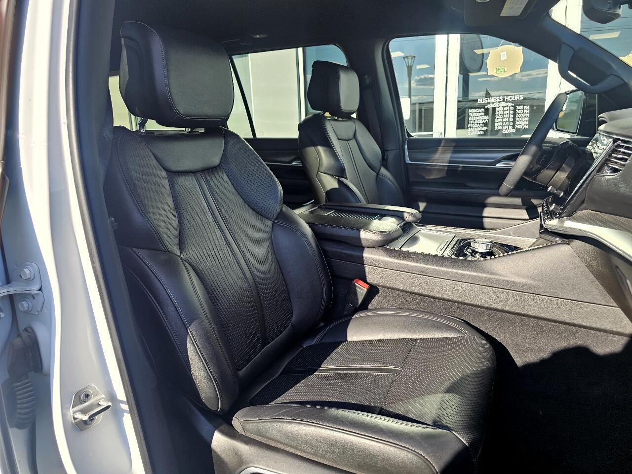 2023 Jeep Wagoneer L Series II photo 33