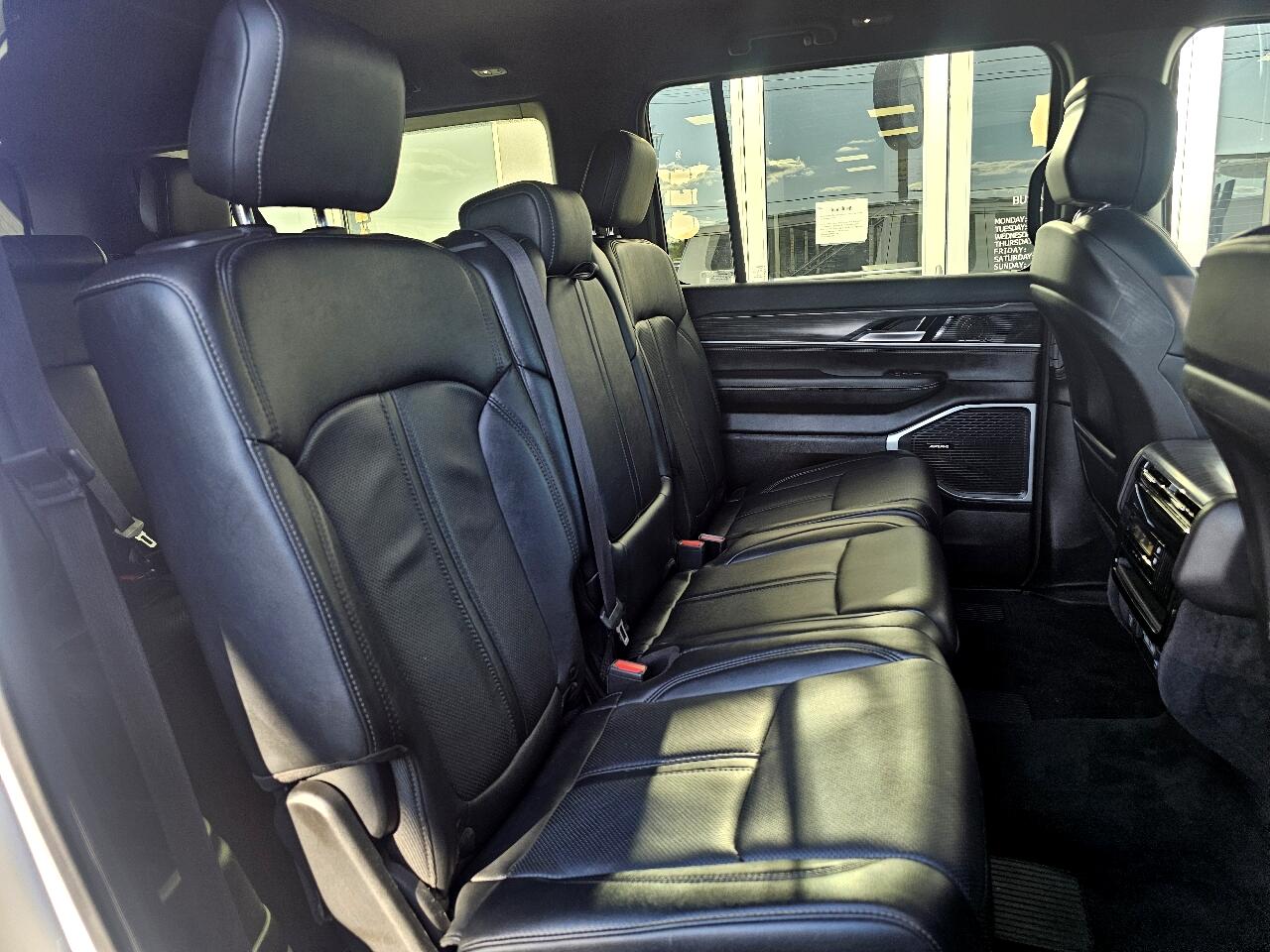 2023 Jeep Wagoneer L Series II photo 37