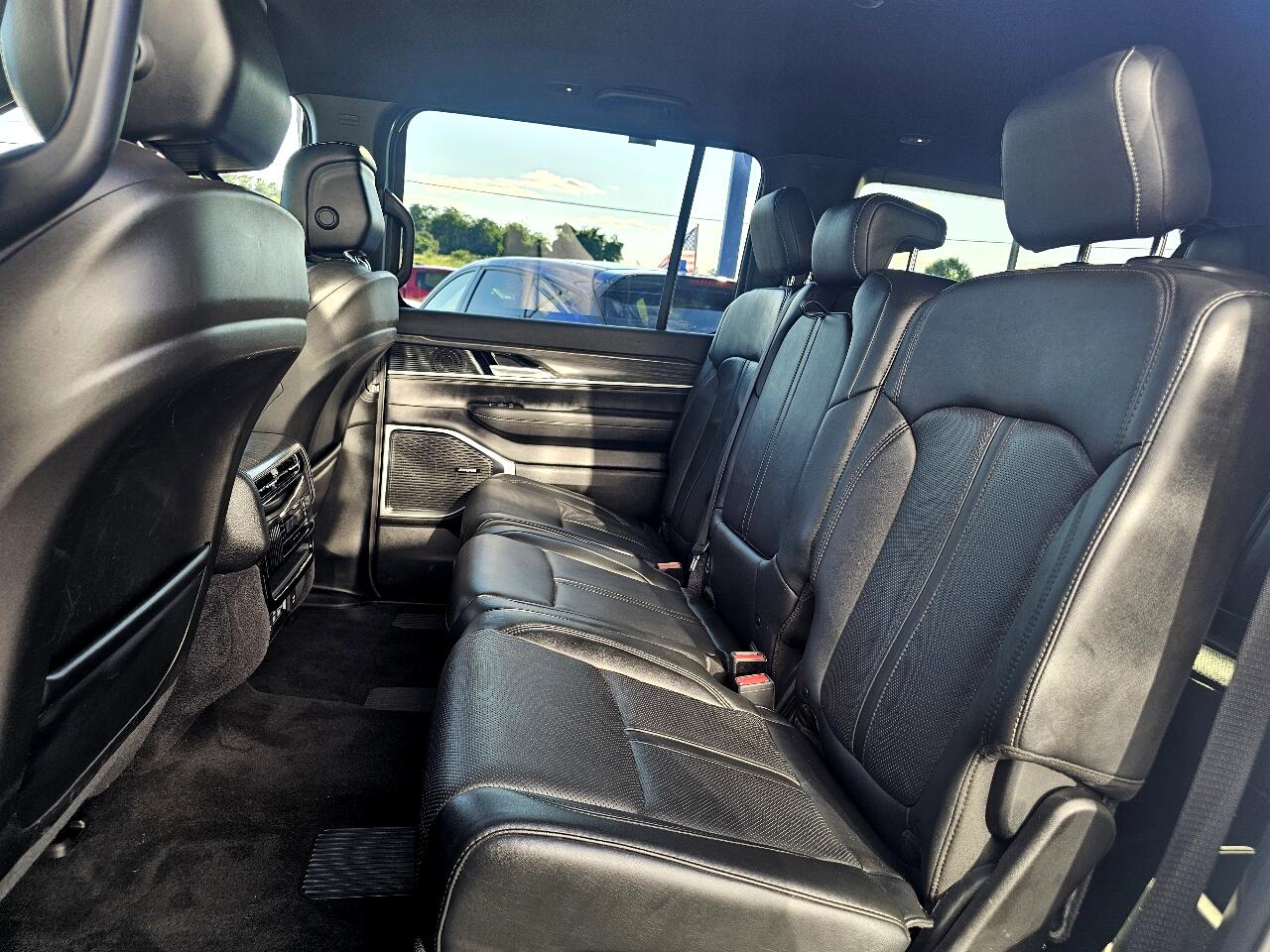 2023 Jeep Wagoneer L Series II photo 44
