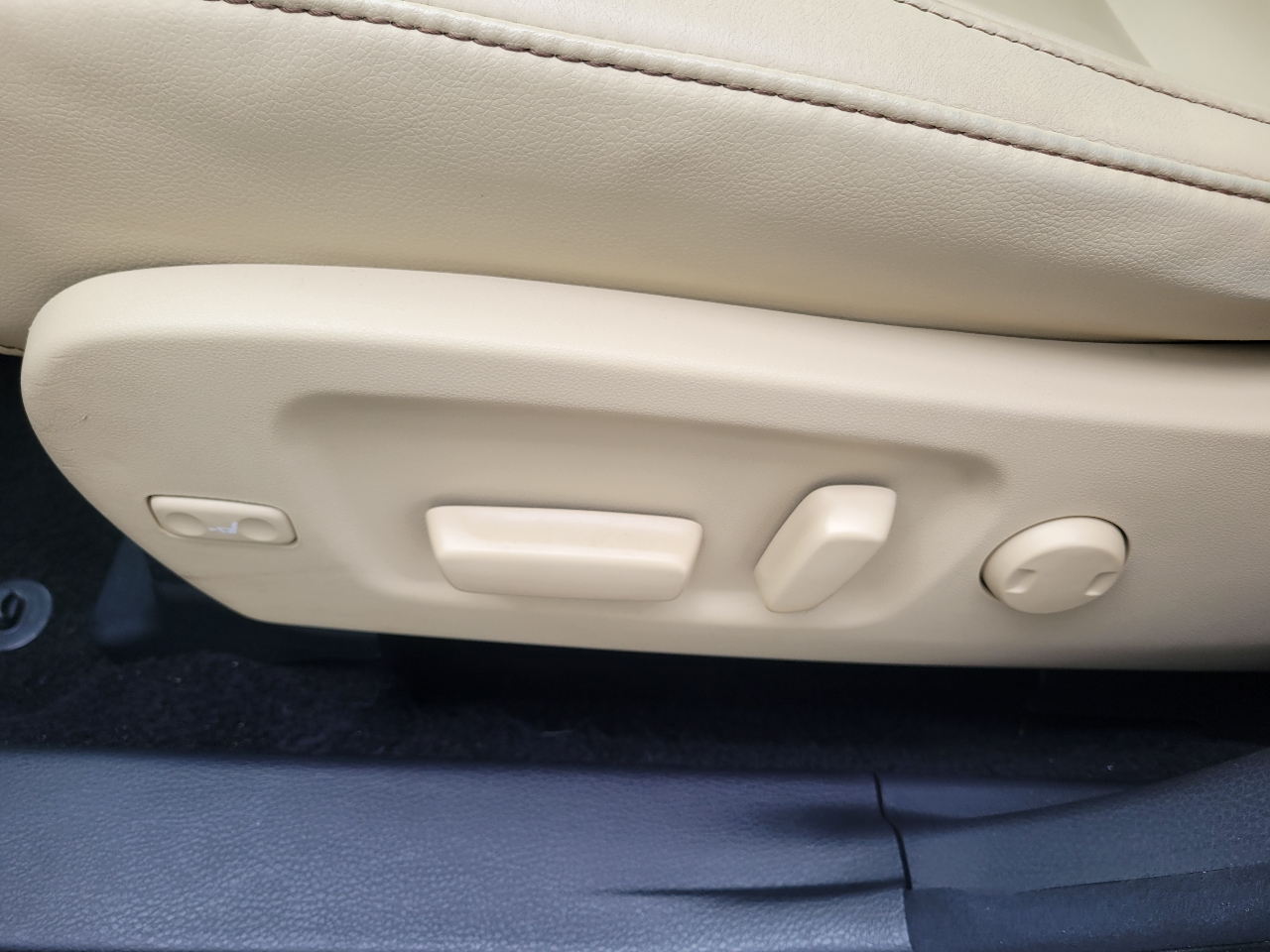 Toyota Highlander AWD 4dr V6 XLE (Natl) 2015