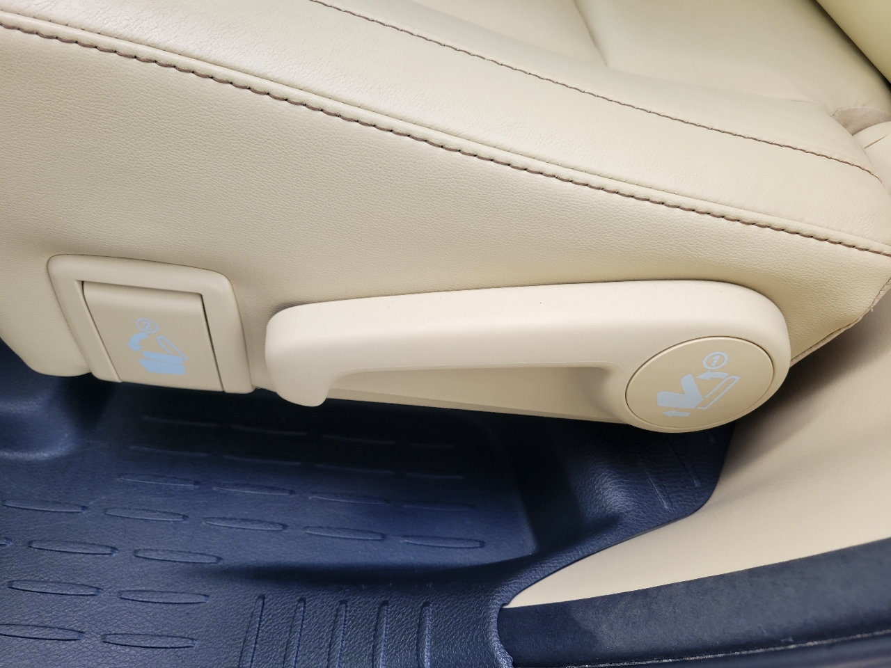 Toyota Highlander AWD 4dr V6 XLE (Natl) 2015