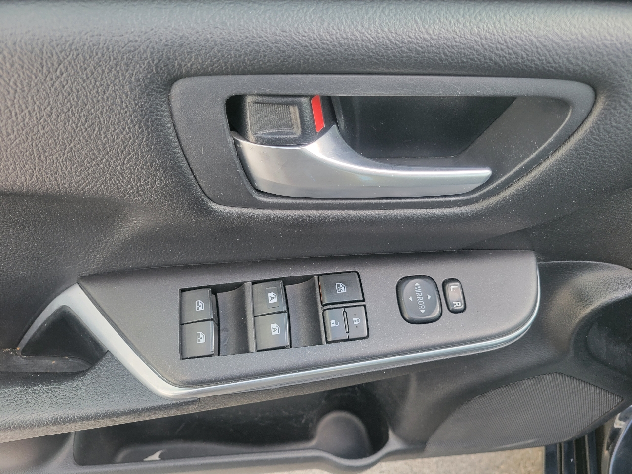 Toyota Camry SE Auto (Natl) 2017