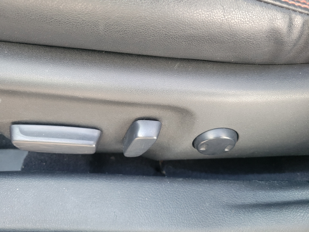 Toyota Camry SE Auto (Natl) 2017