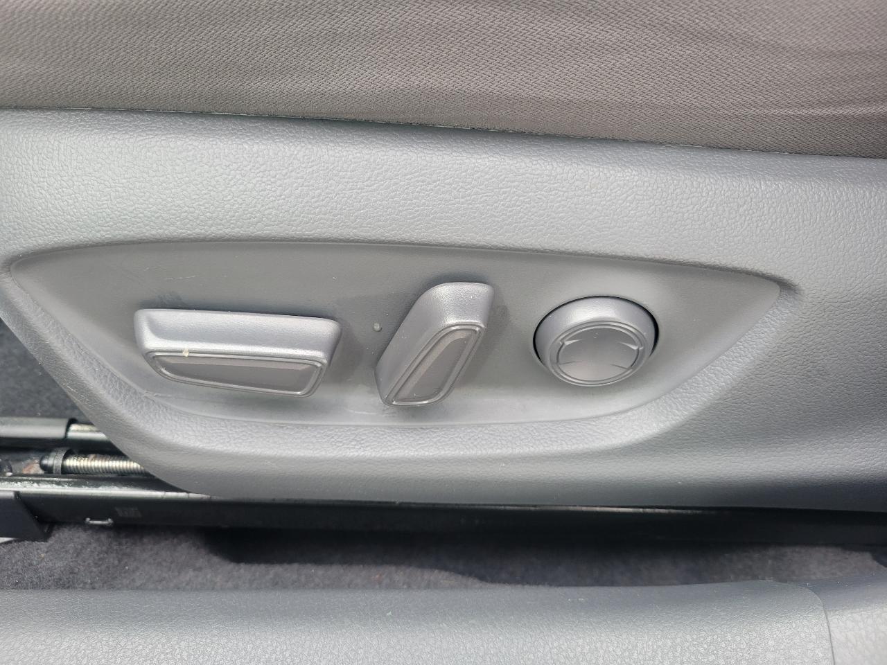 Toyota Camry Hybrid LE CVT (Natl) 2018