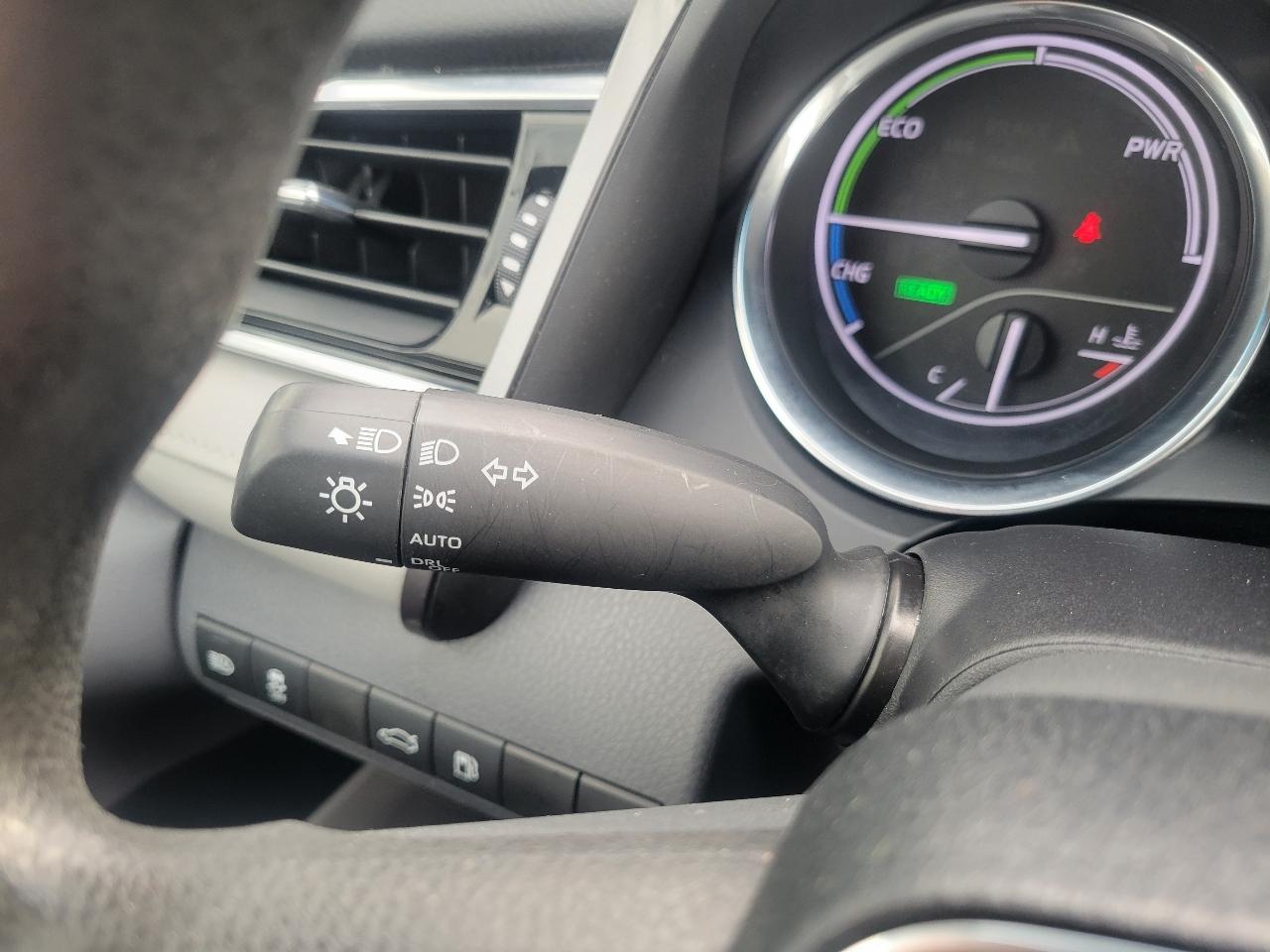 Toyota Camry Hybrid LE CVT (Natl) 2018