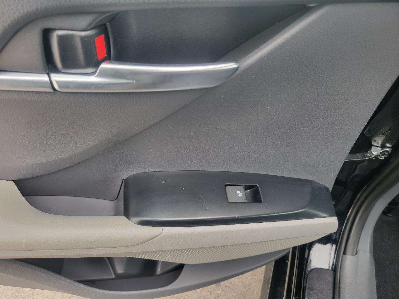 Toyota Camry Hybrid LE CVT (Natl) 2018