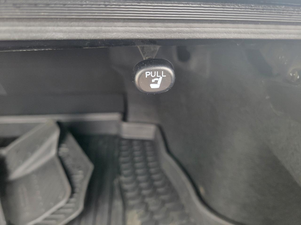 Toyota Camry Hybrid LE CVT (Natl) 2018