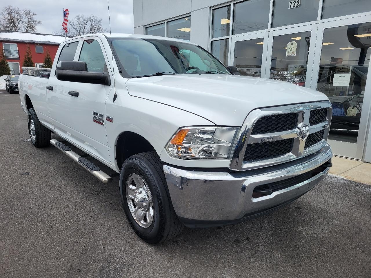 RAM 2500 Tradesman 4x4 Crew Cab 8' Box 2017