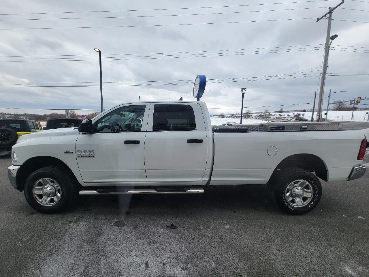 RAM 2500 Tradesman 4x4 Crew Cab 8' Box 2017