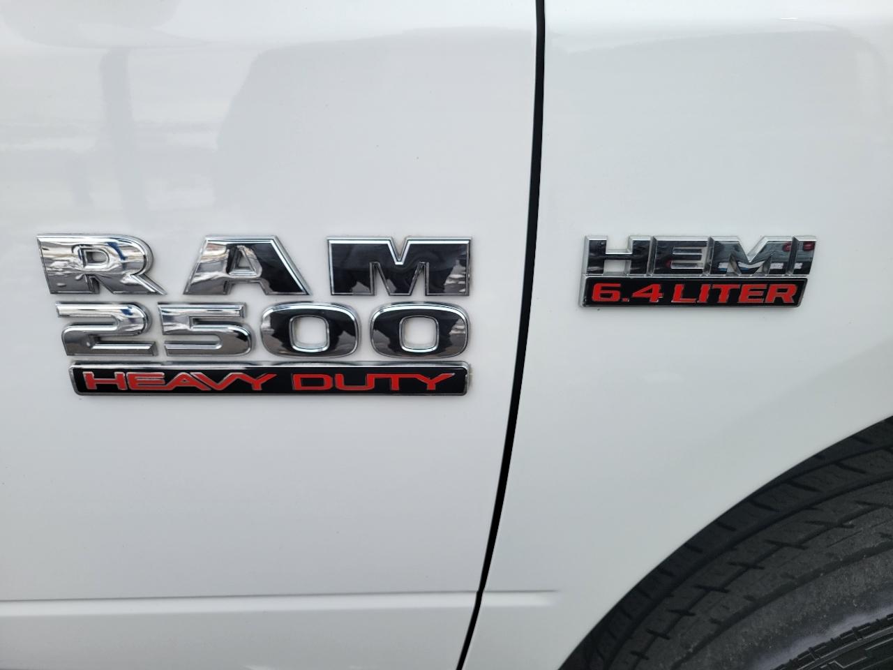 RAM 2500 Tradesman 4x4 Crew Cab 8' Box 2017