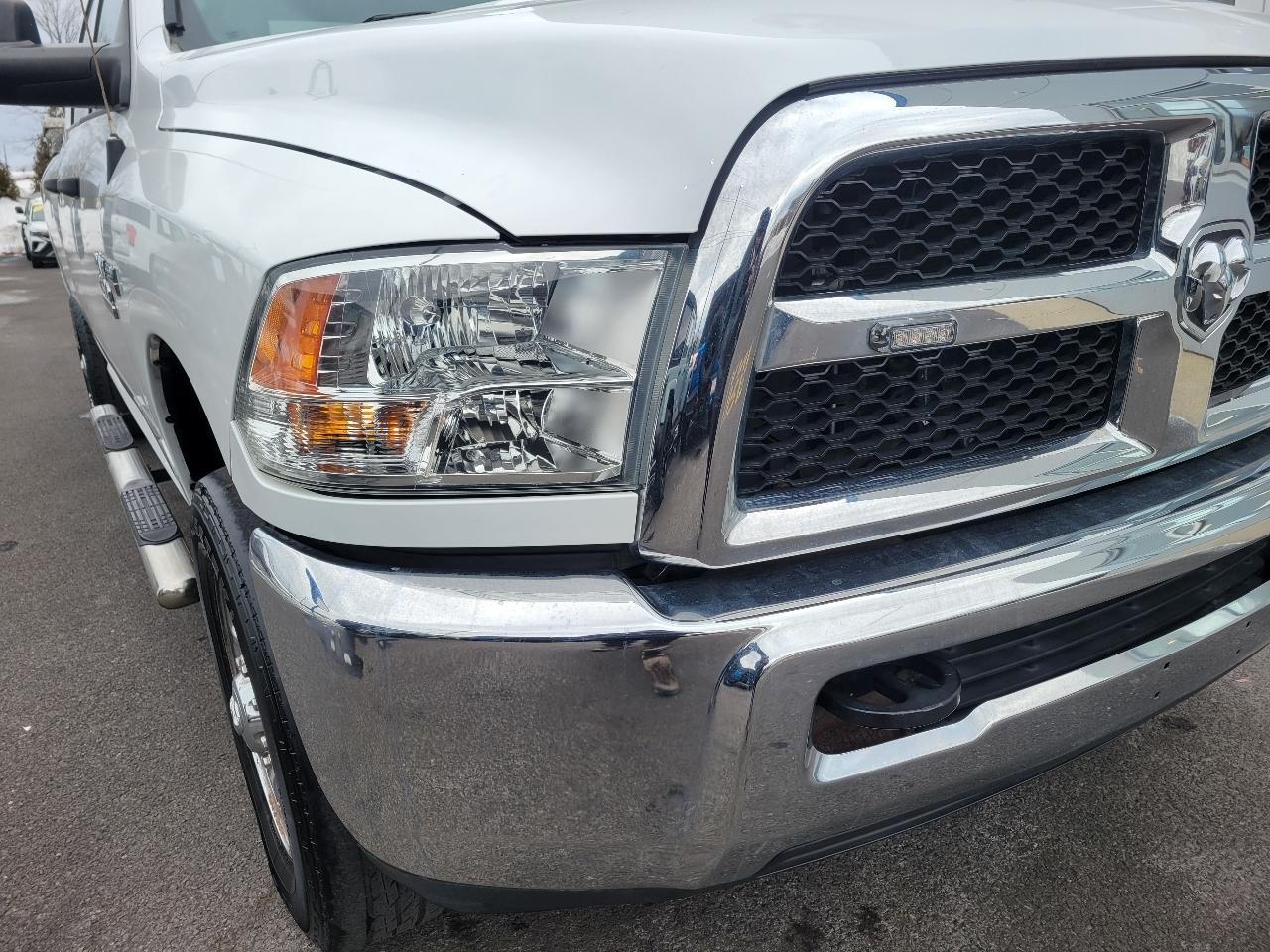 RAM 2500 Tradesman 4x4 Crew Cab 8' Box 2017