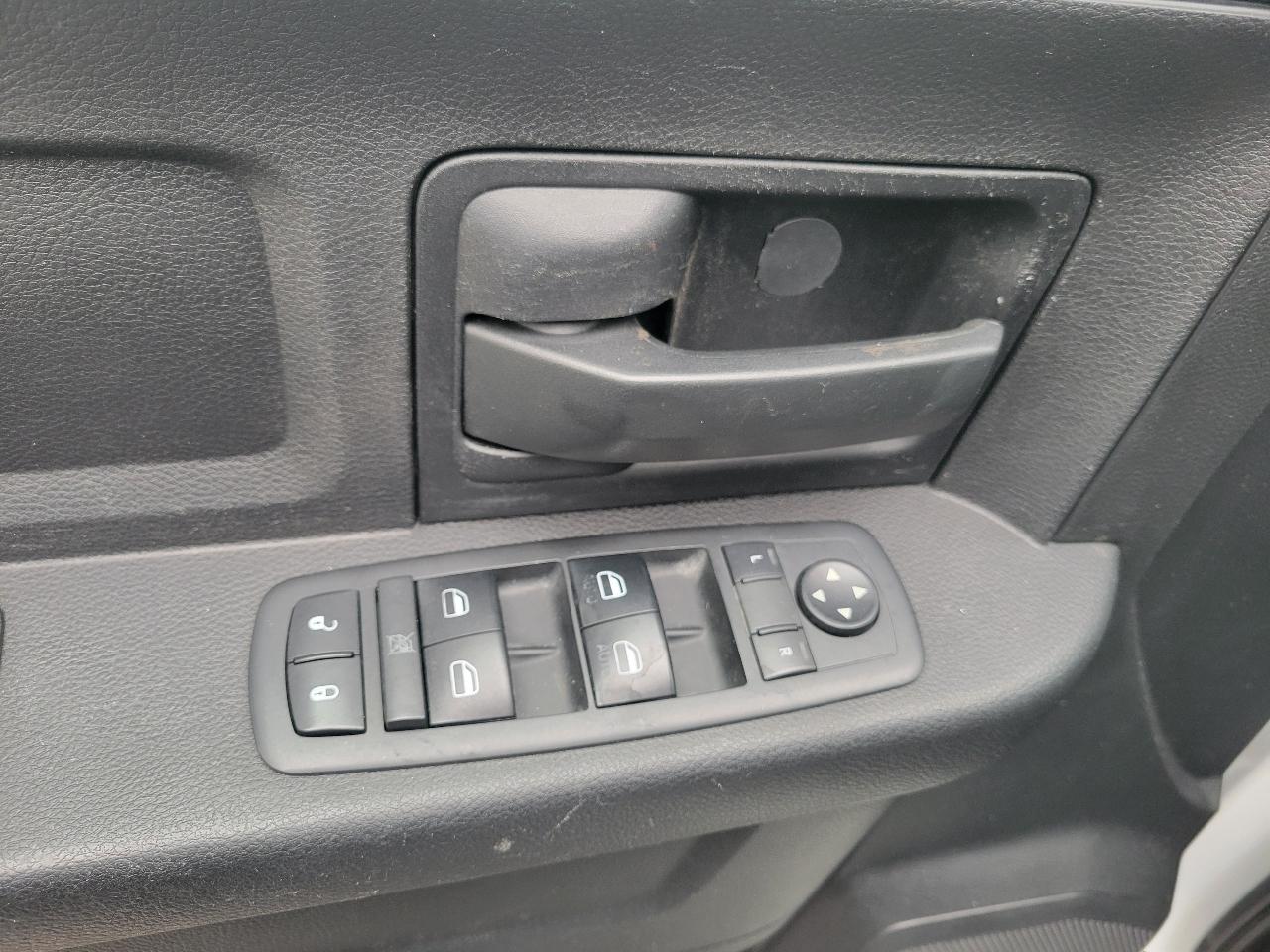 RAM 2500 Tradesman 4x4 Crew Cab 8' Box 2017