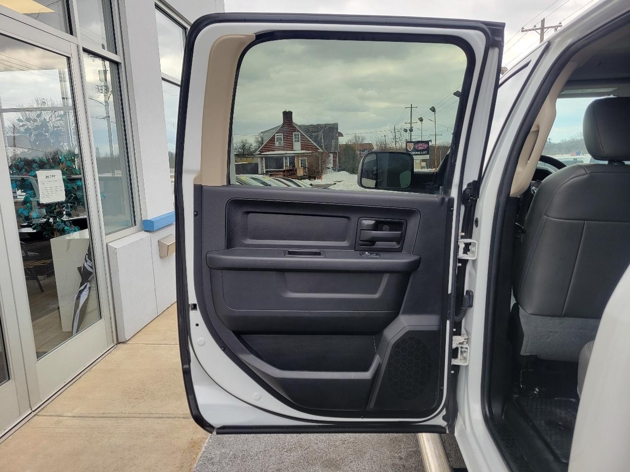 RAM 2500 Tradesman 4x4 Crew Cab 8' Box 2017